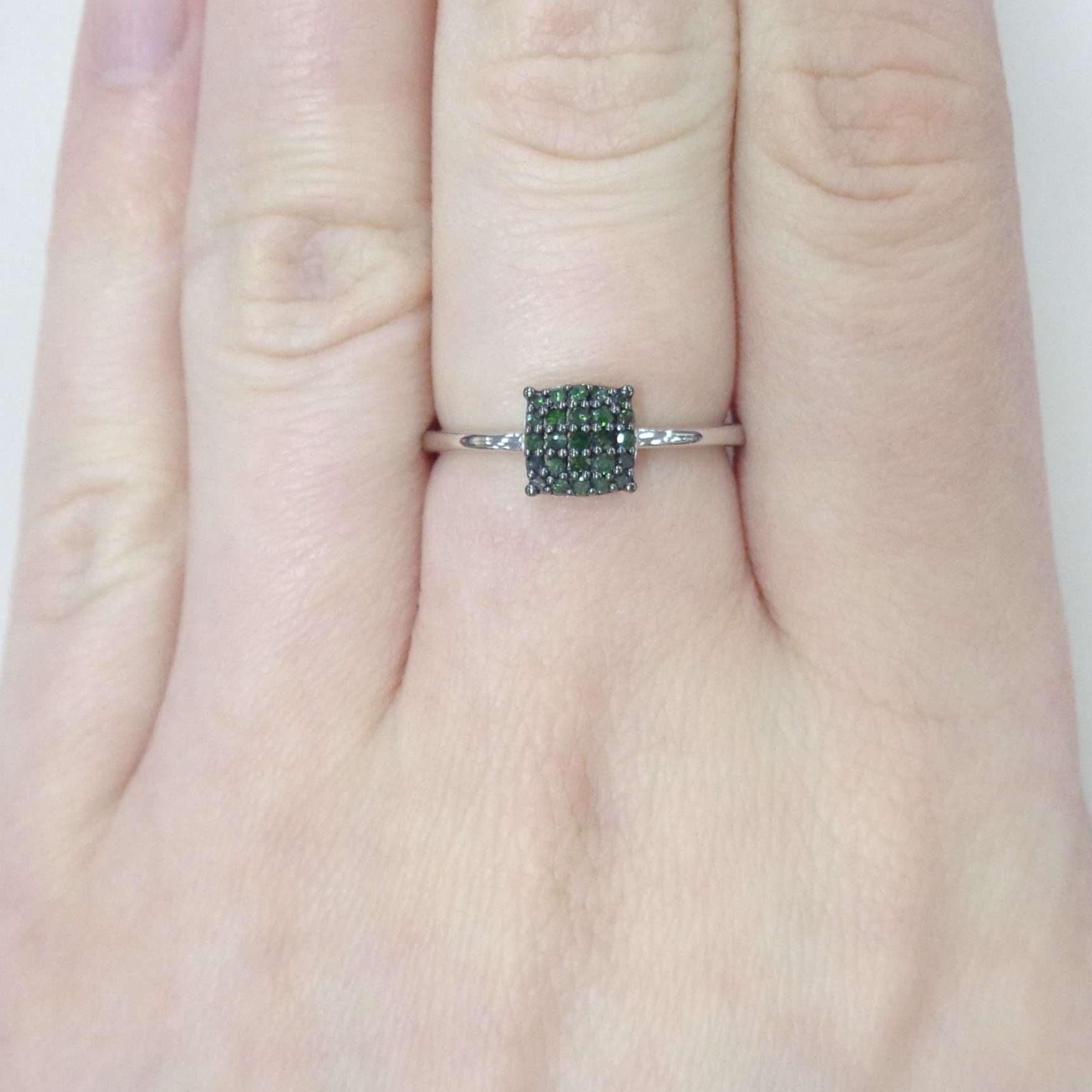 Серебряное кольцо с зелеными бриллиантами